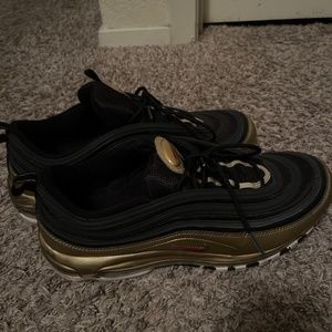 Mens sz 13 Airmax Black and Gold
